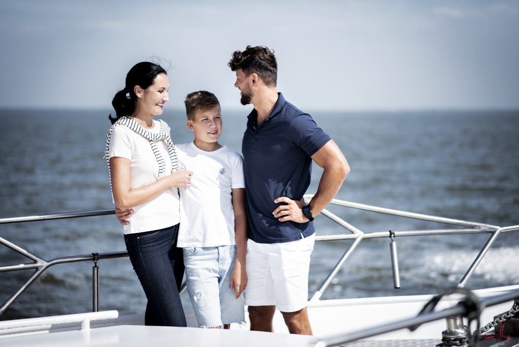 plaukimas-laivu-su-draugais-ir-seima